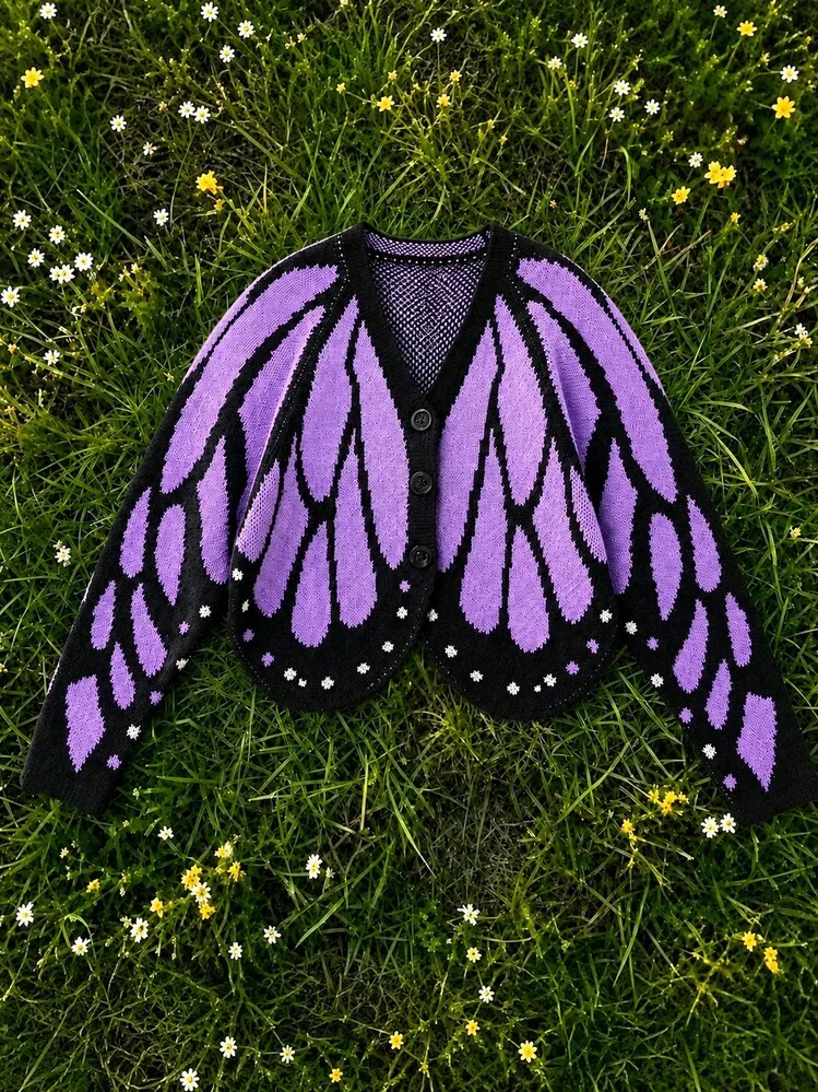 Cardigan borboleta lilás sobre um gramado